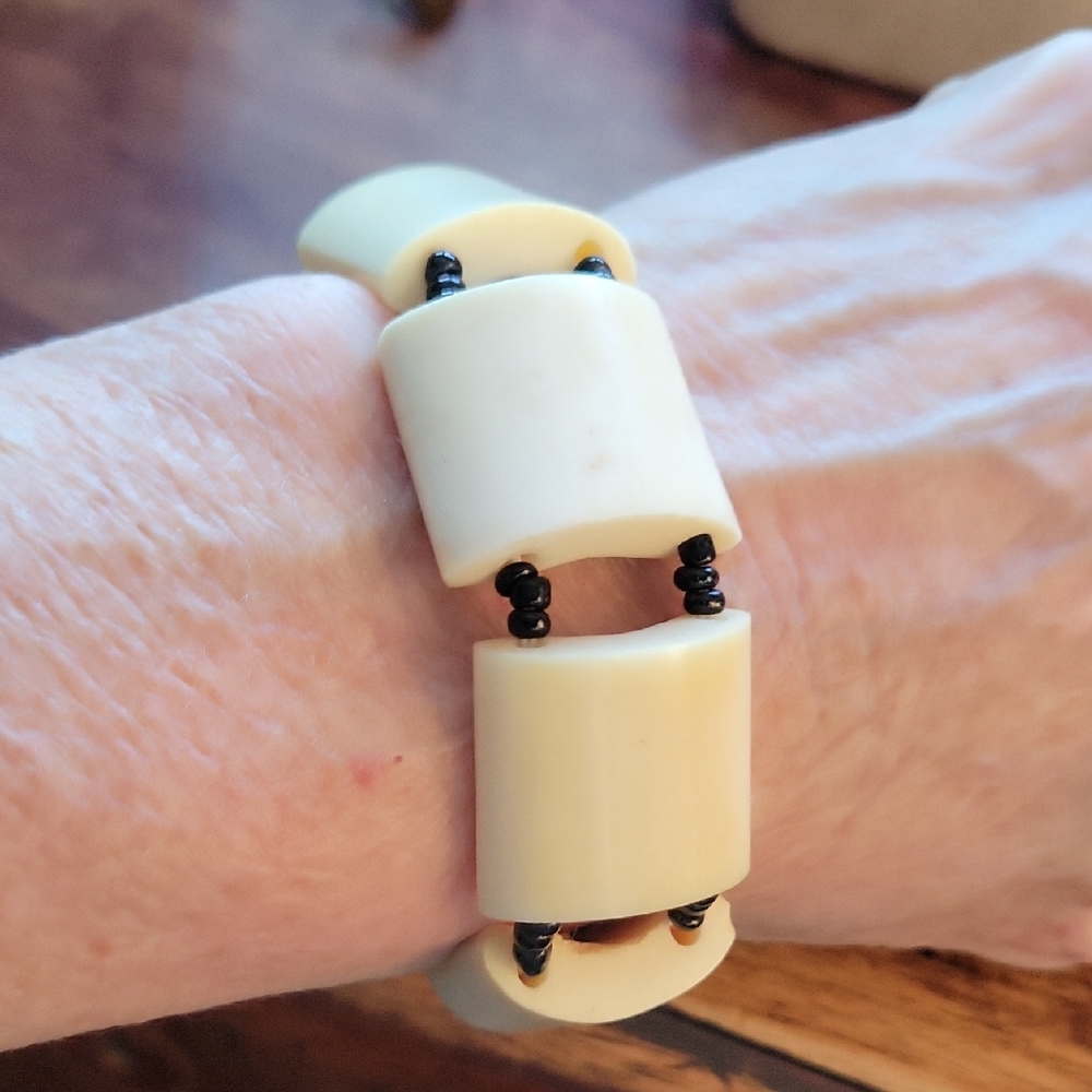 Vintage Chunky Cream Stretch Bracelet